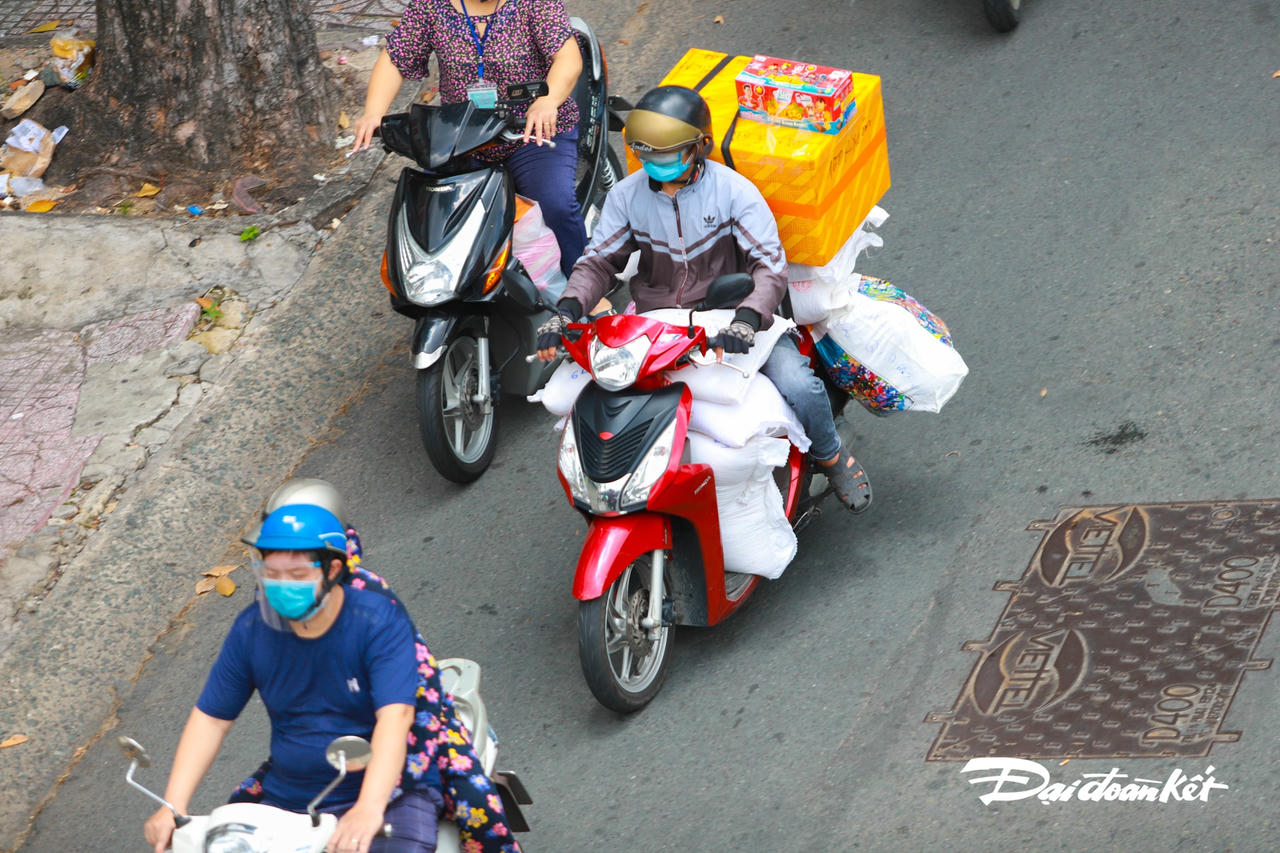 Lượng phương tiện vận chuyển hàng hóa và người dân đi mua lương thực chiếm phần đông số phương tiện ra đường ngày 21/8.