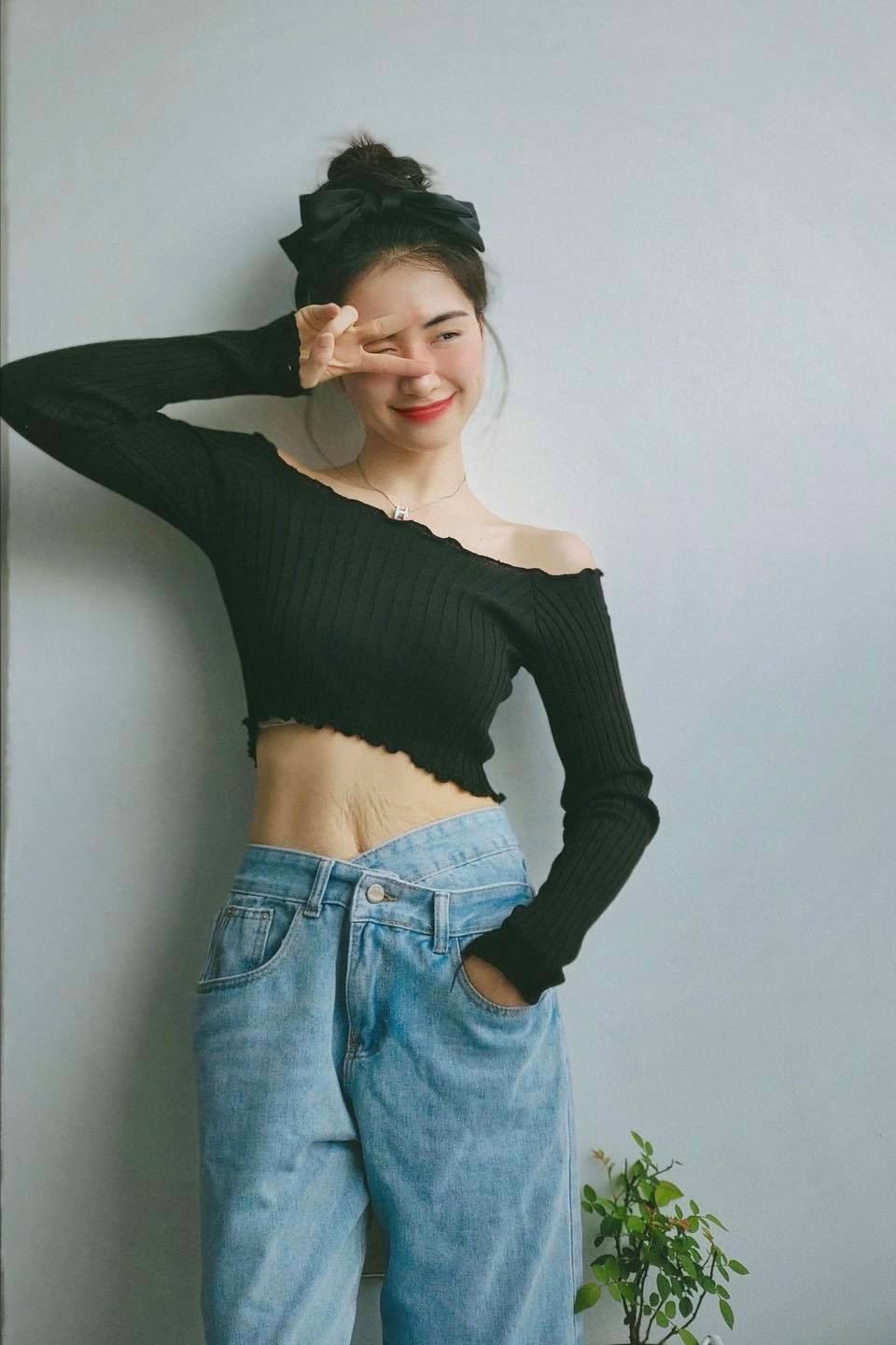 Áo droptop trễ vai và quần jean năng động giúp Hòa trông như một cô nàng tuổi teen dù để lộ “những vết rạn thiêng liêng”.