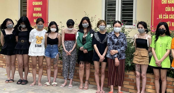 Các nữ thanh niên tham gia bay nhảy tại quán karaoke.