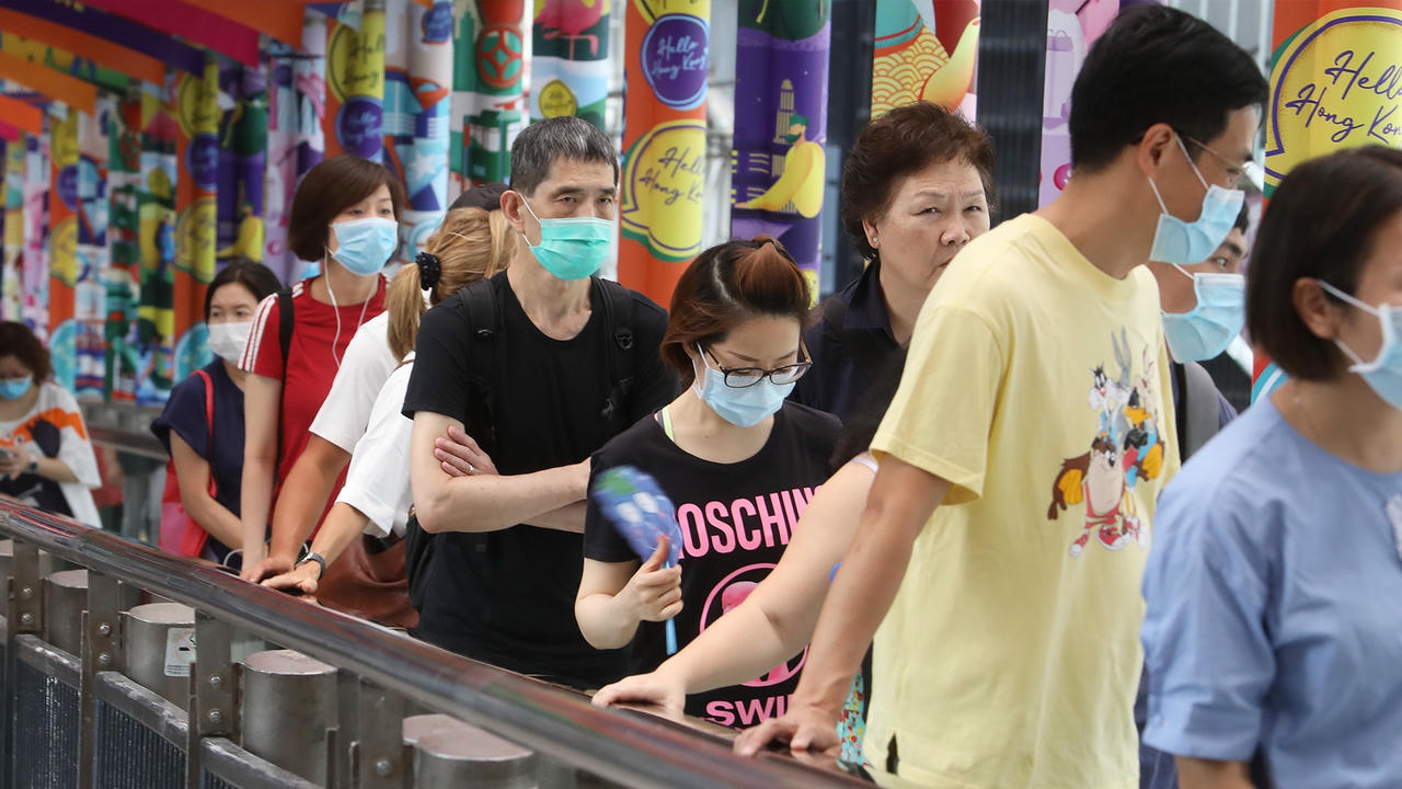Người dân Hong Kong, Trung Quốc đeo khẩu trang nơi công cộng (Nguồn: SCMP).