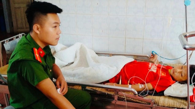 Thiếu úy Thắng đã kịp thời hiến máu giúp cứu sống bệnh nhân Dế.
