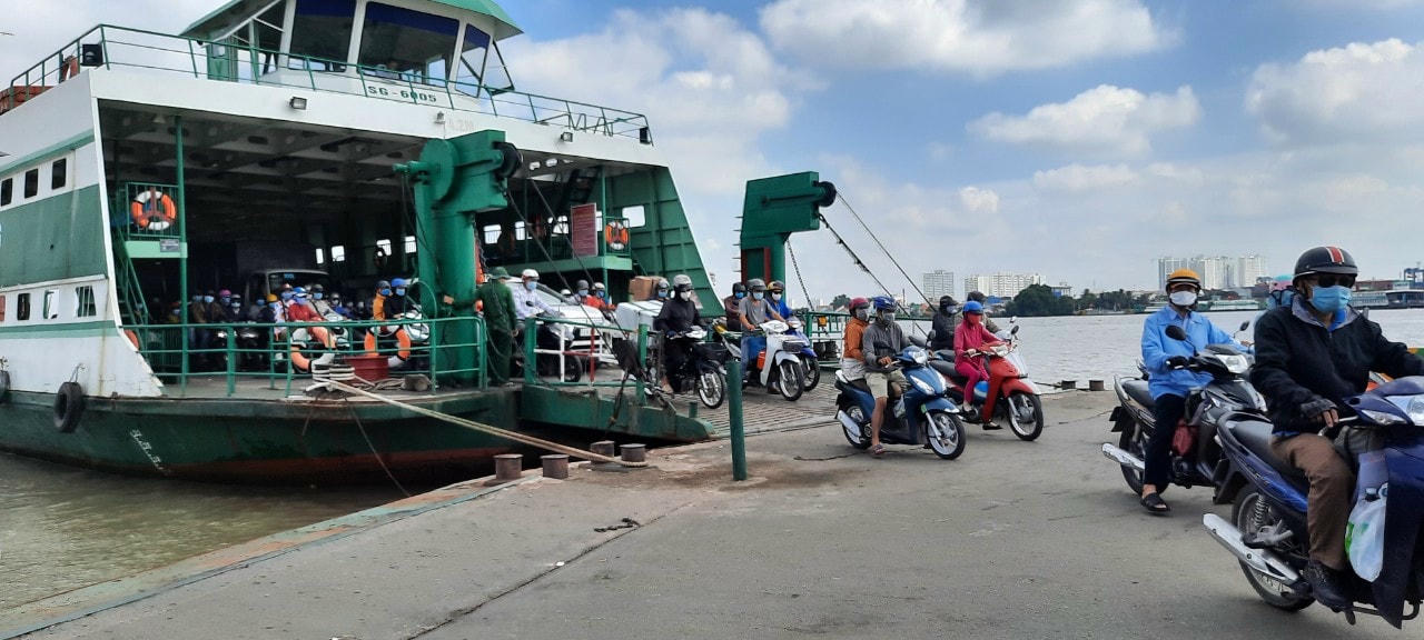 phà Cát Lái (nối TP.Thủ Đức – huyện Nhơn Trạch (Đồng Nai) Hành khách đứng chen chúc nhau  