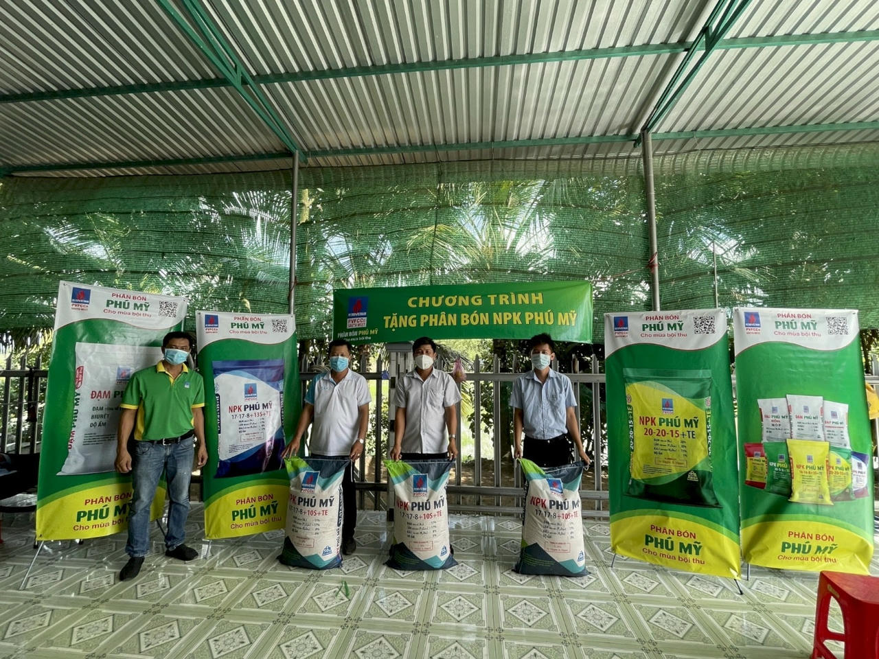 PVFCCo triển khai chương trình tặng NPK Phú Mỹ cho bà con nông dân.