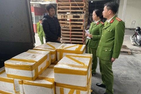 Tài xế Vũ Hồng Ngọc cùng số tang vật