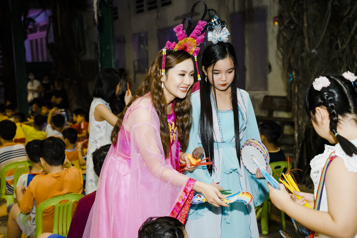 Thanh Thúy cũng hóa thân thành chị Hằng cùng các em đón trung thu.