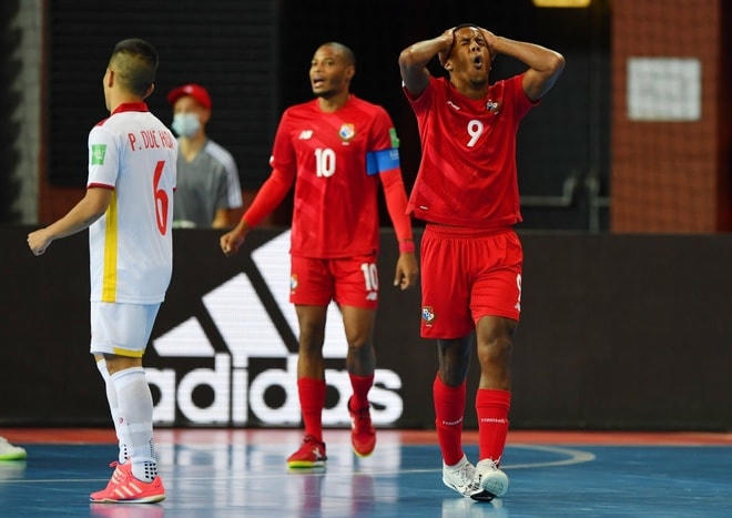 Cầu thủ Panama thất vọng khi Văn Hiếu ghi bàn nâng tỉ số lên 3-2.