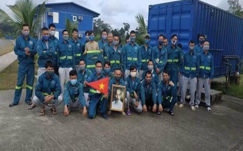 Công nhân Việt Nam ở Guinea Xích đạo chụp ảnh gửi về quê nhà qua mạng xã hội. (Ảnh: Báo Pháp luật TP Hồ Chí Minh).