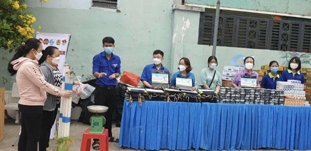 Tuyên truyền người dân về thu gom rác thải nhựa độc hại tại ngày hội sống xanh.
