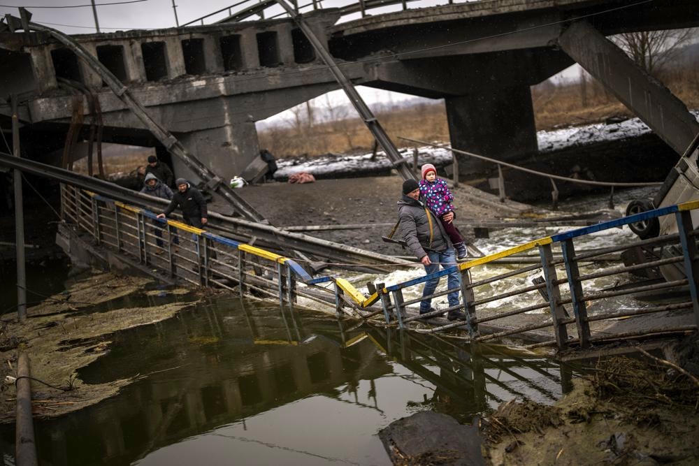 Một cây cầu bị phá hủy ở ngoại ô thủ đô Kiev, Ukraine. Ảnh: AP.