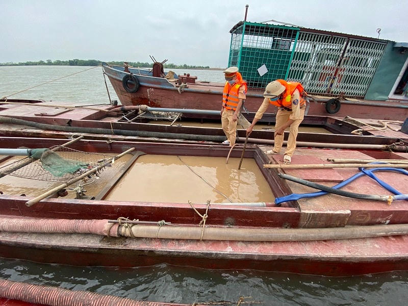 Công an bắt giữ các thuyền hút cát trái phép.