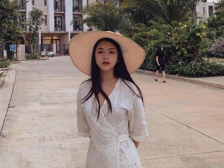 Sinh ra trong gia đình nghệ thuật, con gái NSƯT Chiều Xuân biết chơi nhiều nhạc cụ như piano, guitar... và còn học luyện thanh, mong muốn theo đuổi con đường âm nhạc. Hồng Khanh rất chú trọng đến việc tập thể thao và ăn uống hợp lý để có ngoại hình ưa nhìn hơn hồi bé.