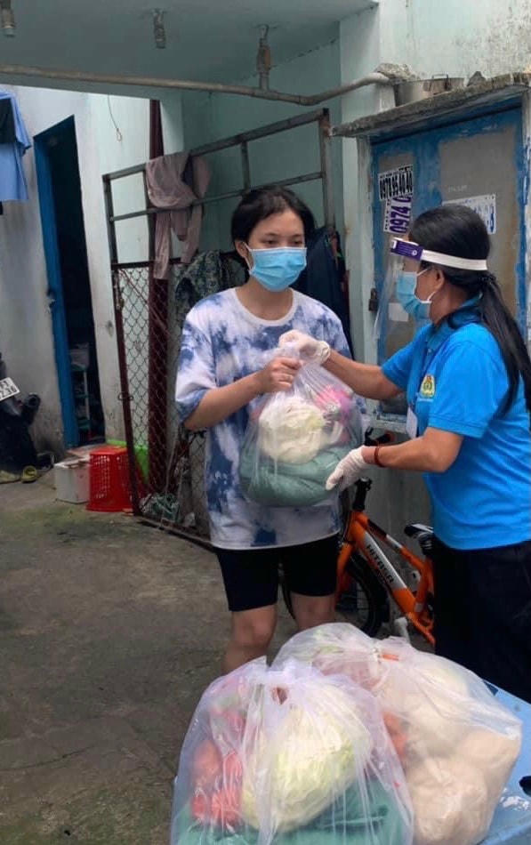 Các hộ dân khó khăn nhận quà hỗ trợ.