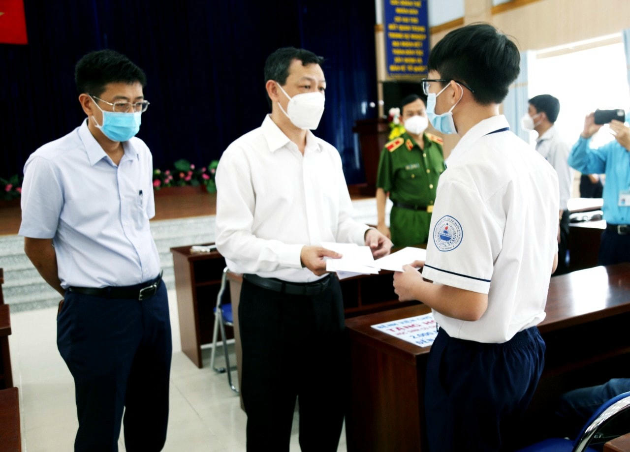 Bệnh viện Chợ Rẫy trao Học bổng đỡ đầu cho các em học sinh mồ côi cha, mẹ vì Covid-19.
