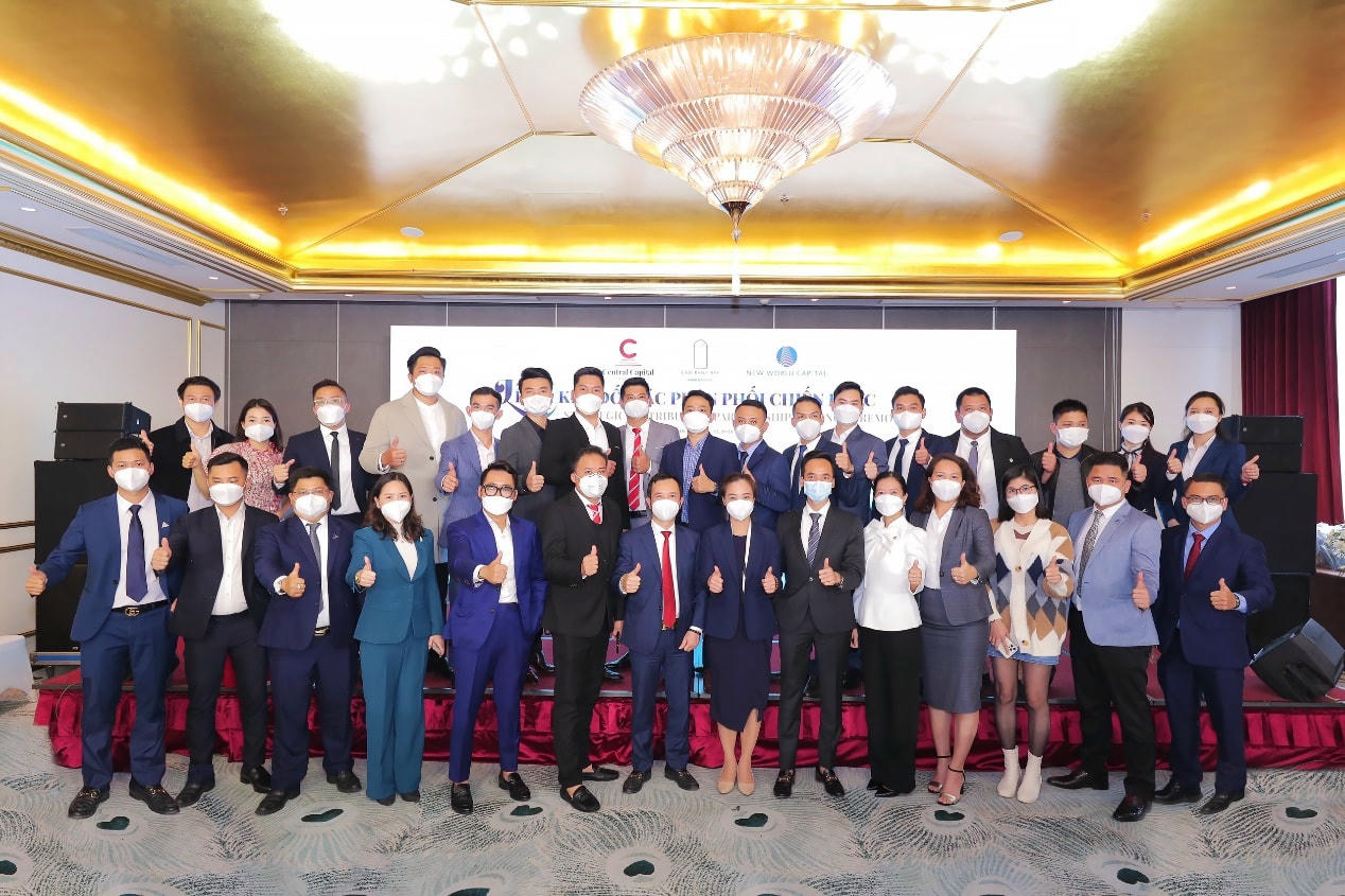 Đại diện các đơn vị chính thức ký kết trở thành nhà phân phối chiến lược của dự án Cam Ranh Bay Hotels & Resorts