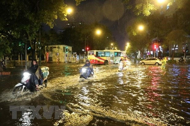Mưa lớn gây ngập úng trên đường Lý Thường Kiệt-Phan Bội Châu. (Ảnh: Thành Đạt/TTXVN).