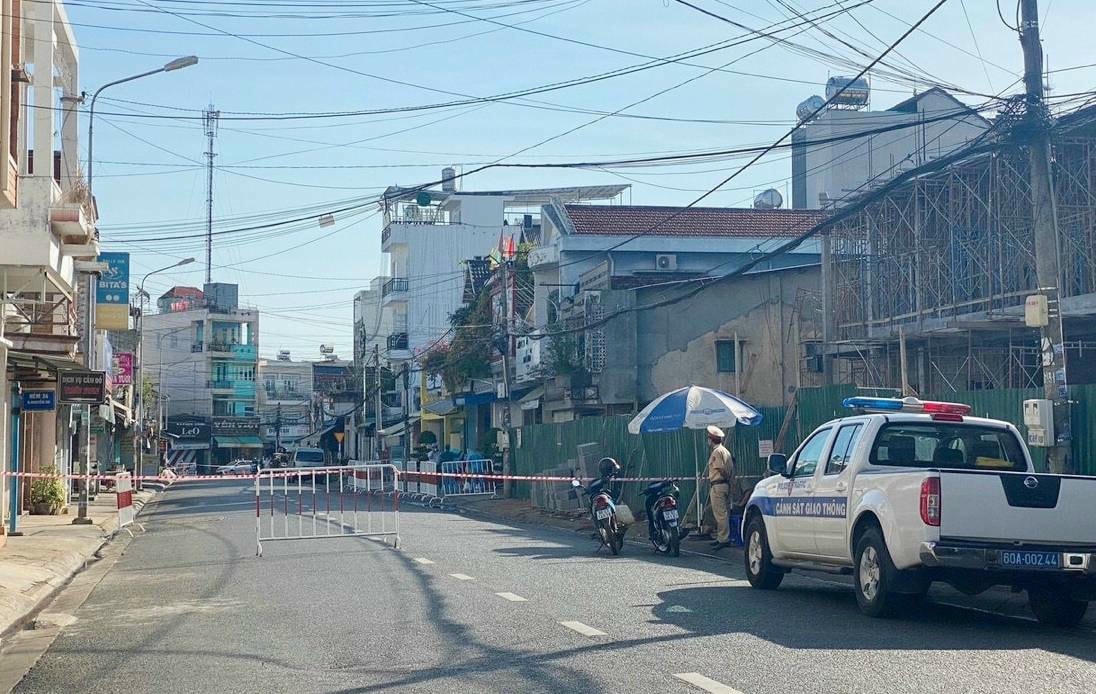 Lực lượng chức năng phong tỏa số 242 Ngô Quyền (phường Xuân Thanh, TP Long Khánh).