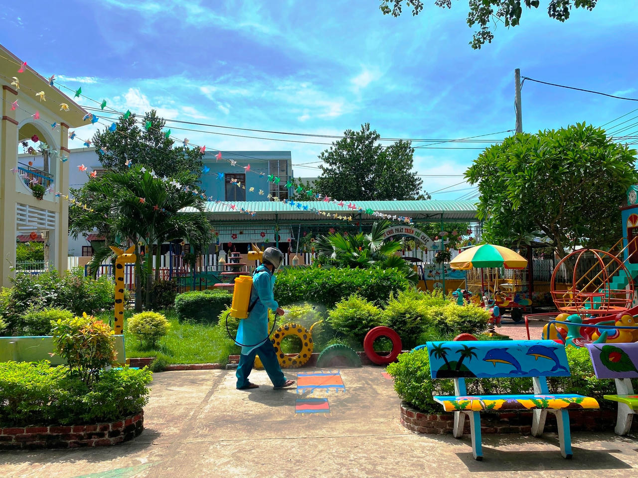 Phun thuốc khử trùng nơi vùng tâm dịch.