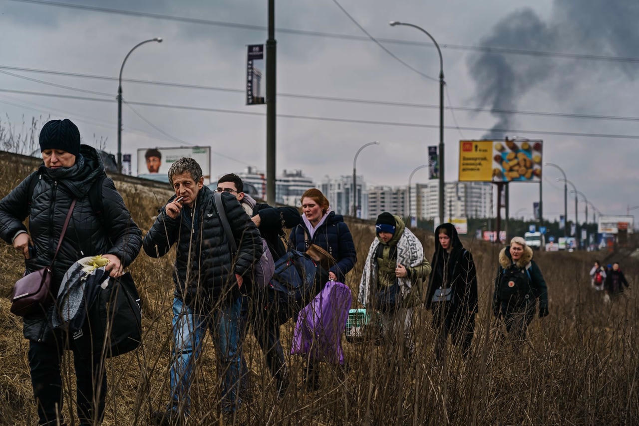 Cư dân địa phương sơ tán từ Irpin, ngoại ô thủ đô Kiev, Ukraine. Ảnh: AP.