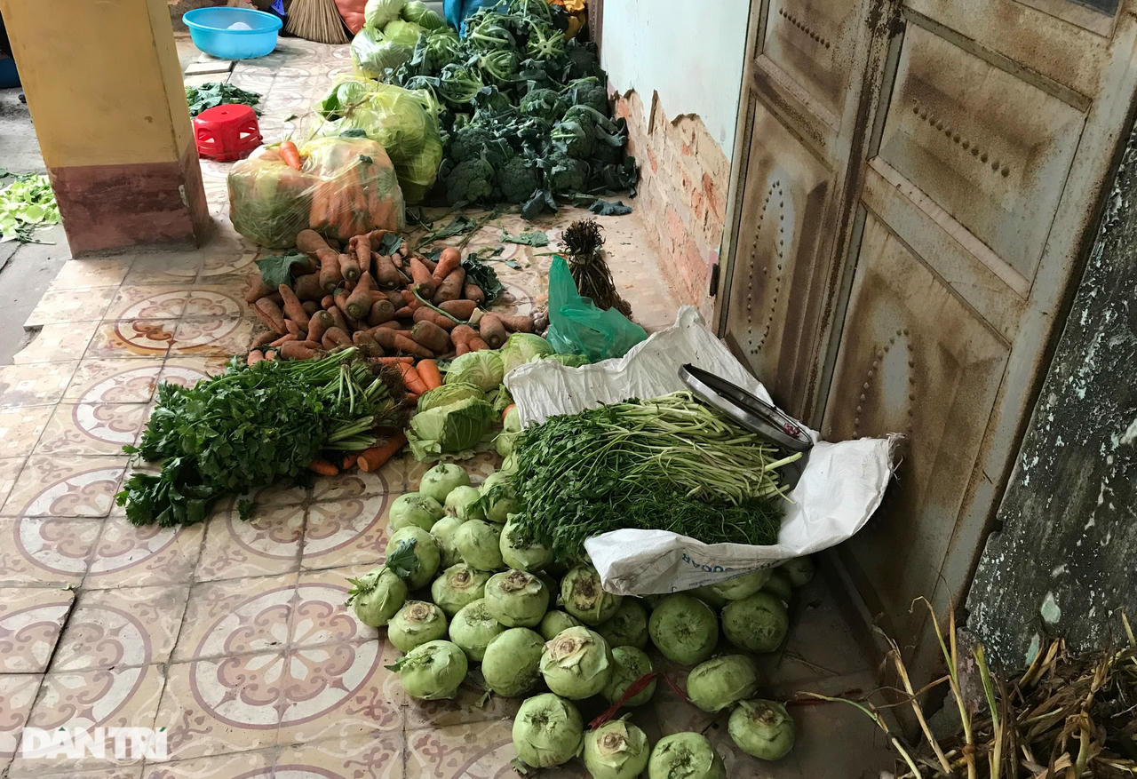 Thực phẩm nấu ăn chủ yếu là rau củ xanh sạch tại địa phương.