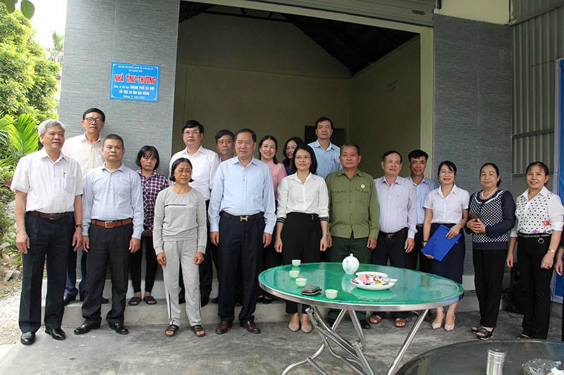 Gắn biển Nhà tình thương cho hộ bà Hoàng Thị Thịnh (khuyết tật trí tuệ, mức độ nặng), khu Trại Hà, phường Yên Thọ, TX Đông Triều.