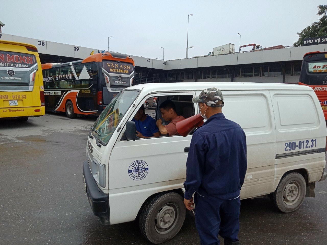 Nhân viên bảo vệ tại bến xe liên tục nhắc nhở tài xế và hành khách đeo khẩu trang. 