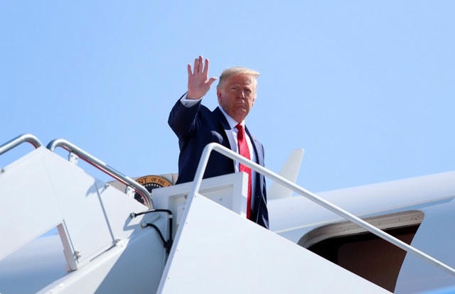 Tổng thống Mỹ Donald Trump trên chuyên cơ Không Lực Một. (Ảnh: Reuters).