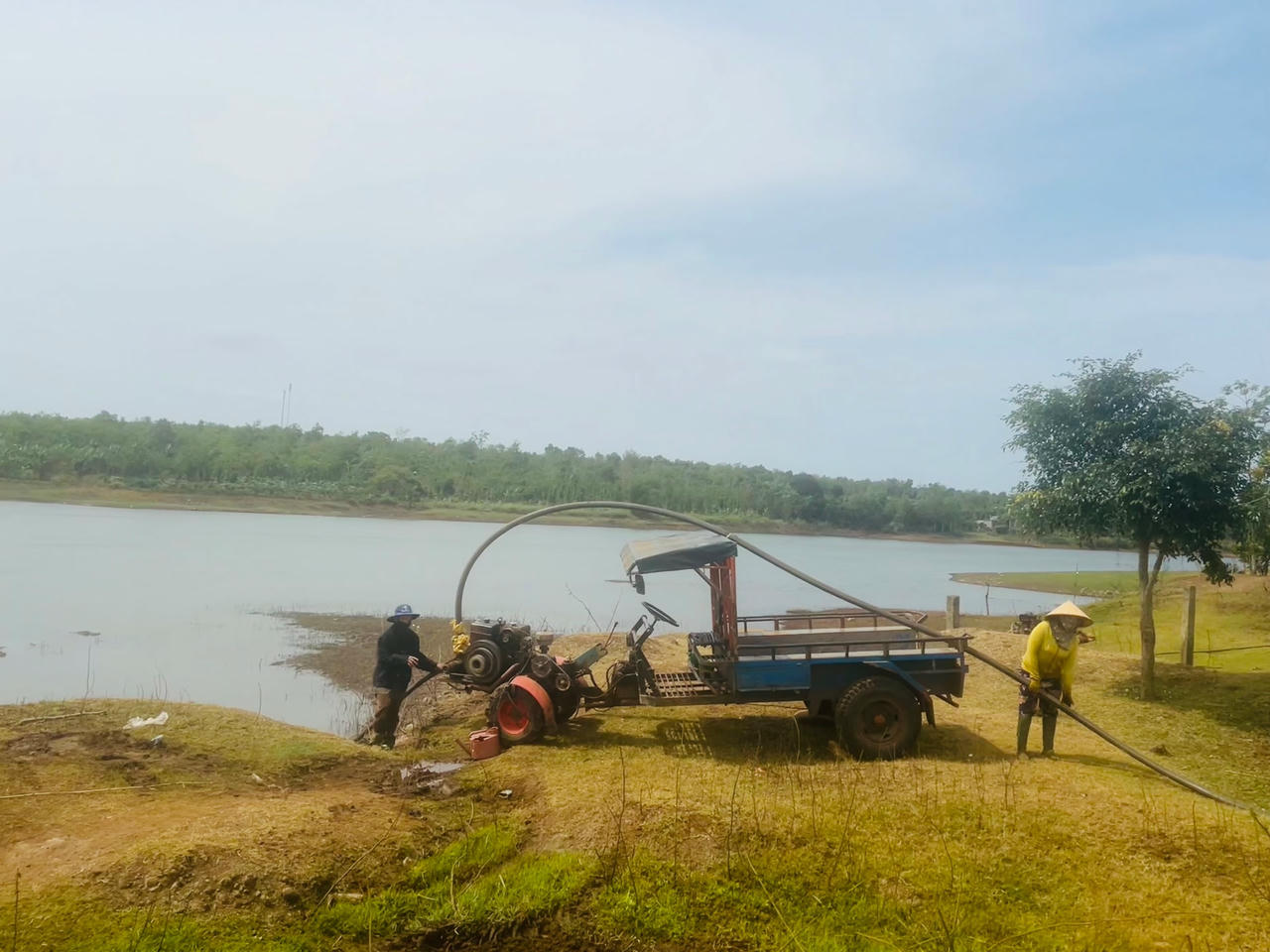 Người dân huyện Ea Kar tận dụng nguồn nước hồ để tưới cho cây trồng