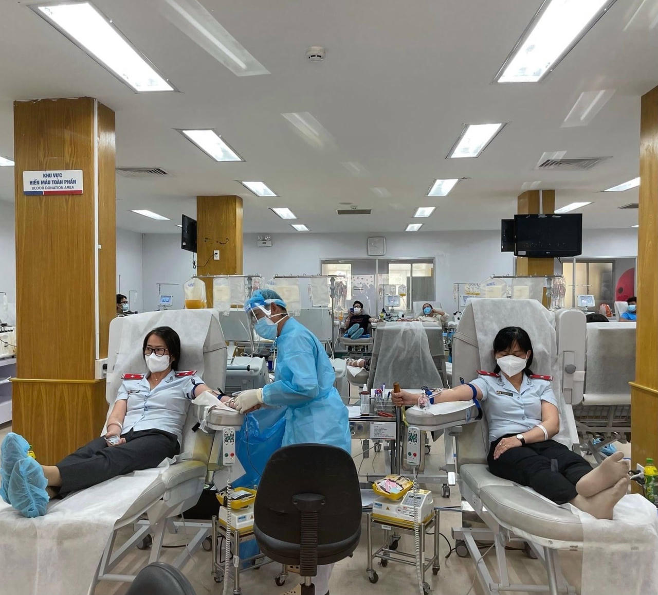 Công đoàn viên chức ở các cơ quan quản lý nhà nước tham gia hiến máu.