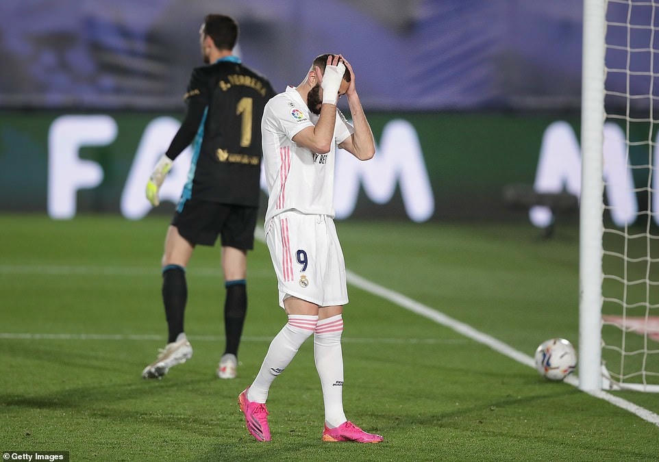 Benzema chơi thất vọng và đầy vô duyên trong hiệp 1.