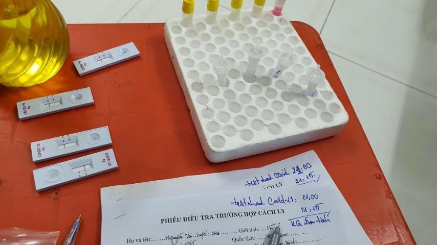 Lấy mẫu test nhanh cho các trường hợp liên quan đến ca nhiễm Covid-19