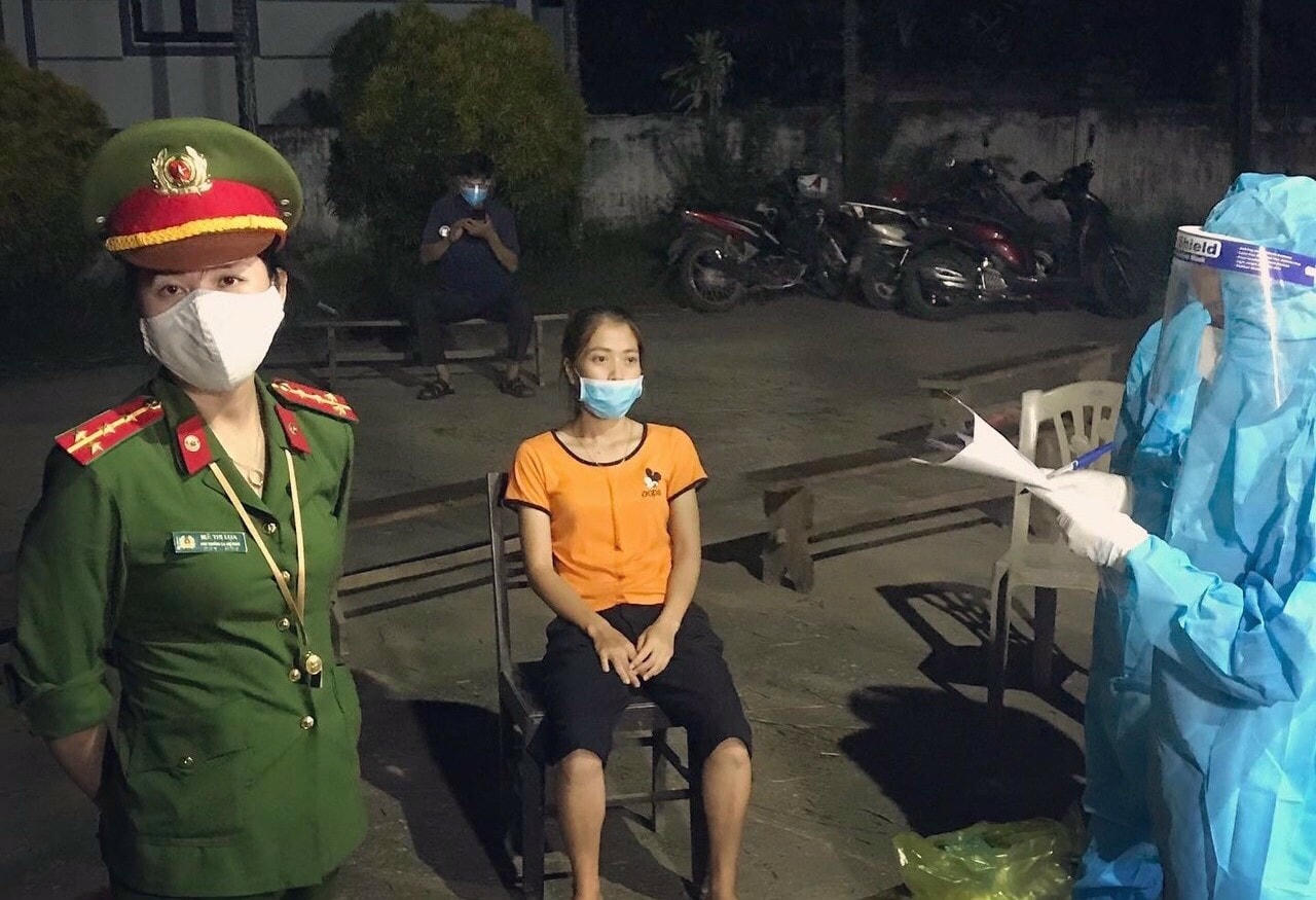Công an cùng cán bộ y tế thực hiện truy vết các F trên địa bàn thị trấn Nga Sơn.