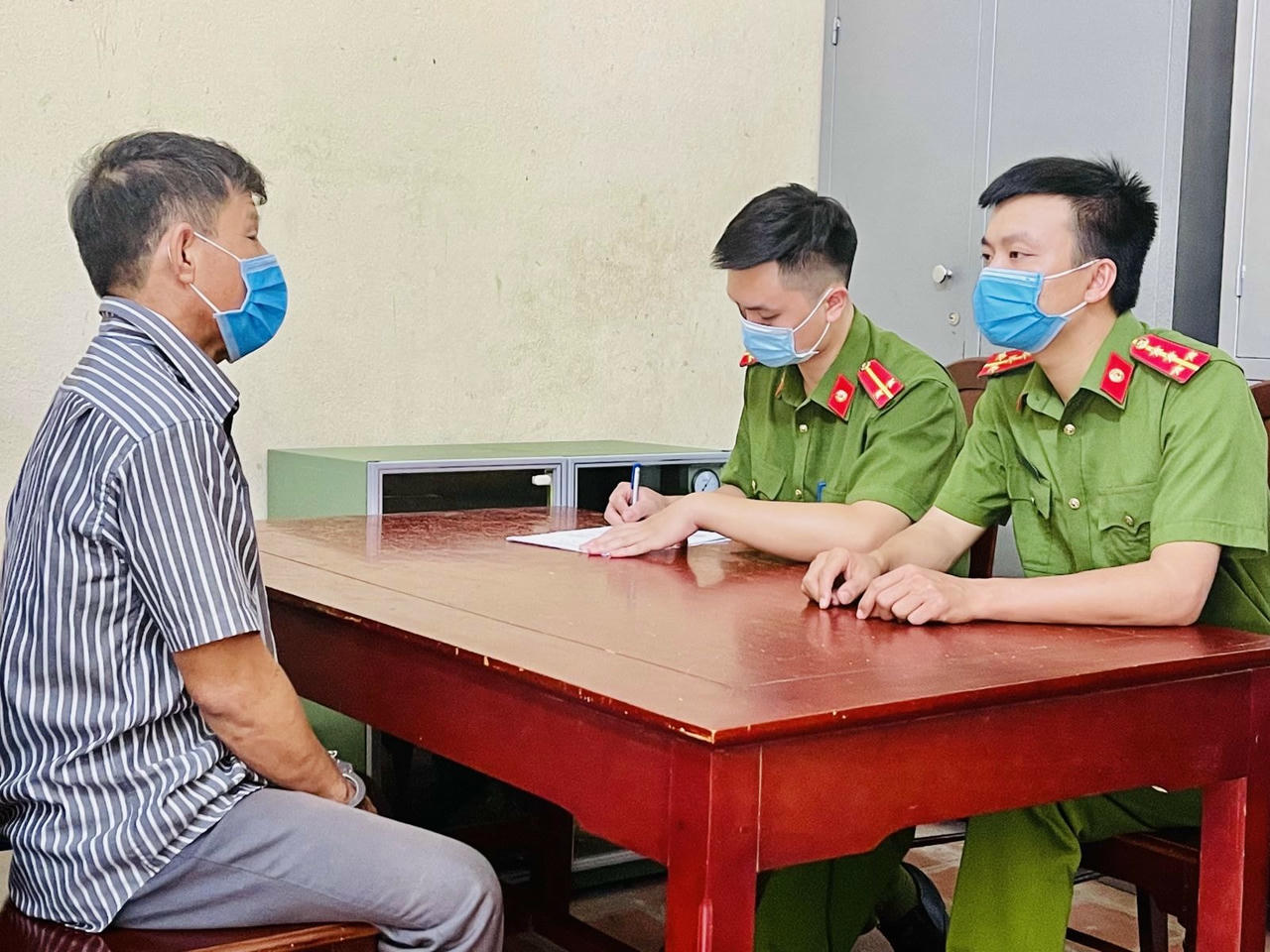 Công an lấy lời khai của Lê Văn Trường.