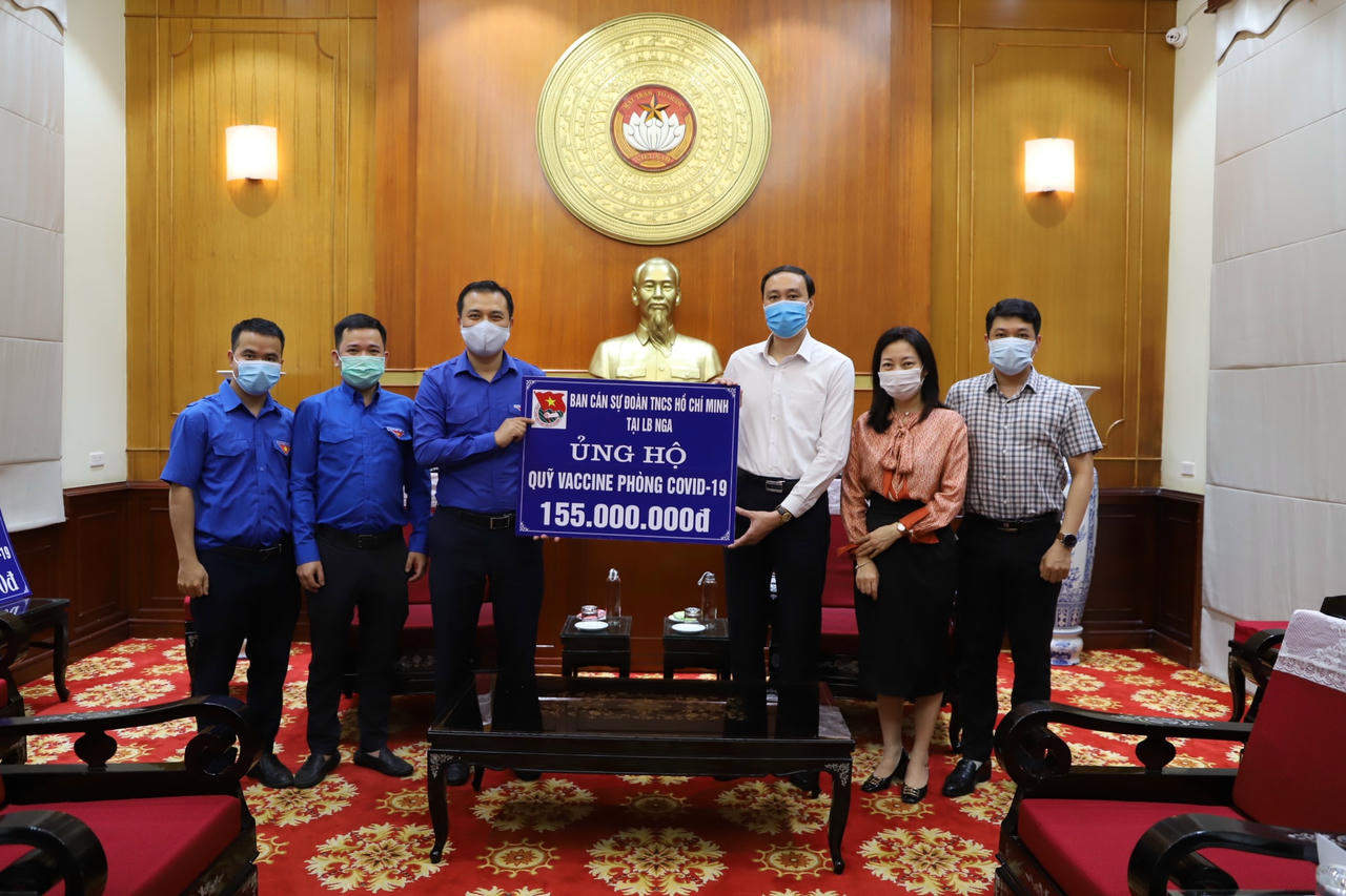 Phó Chủ tịch Phùng Khánh Tài tiếp nhận ủng hộ từ đại diện Ban cán sự Đoàn TNCS Hồ Chí Minh tại Liên bang Nga.