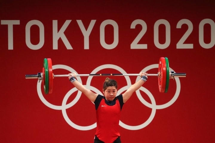 Hoàng Thị Duyên hoàn thành mức tạ 95 kg ở lần cử giật thứ 2