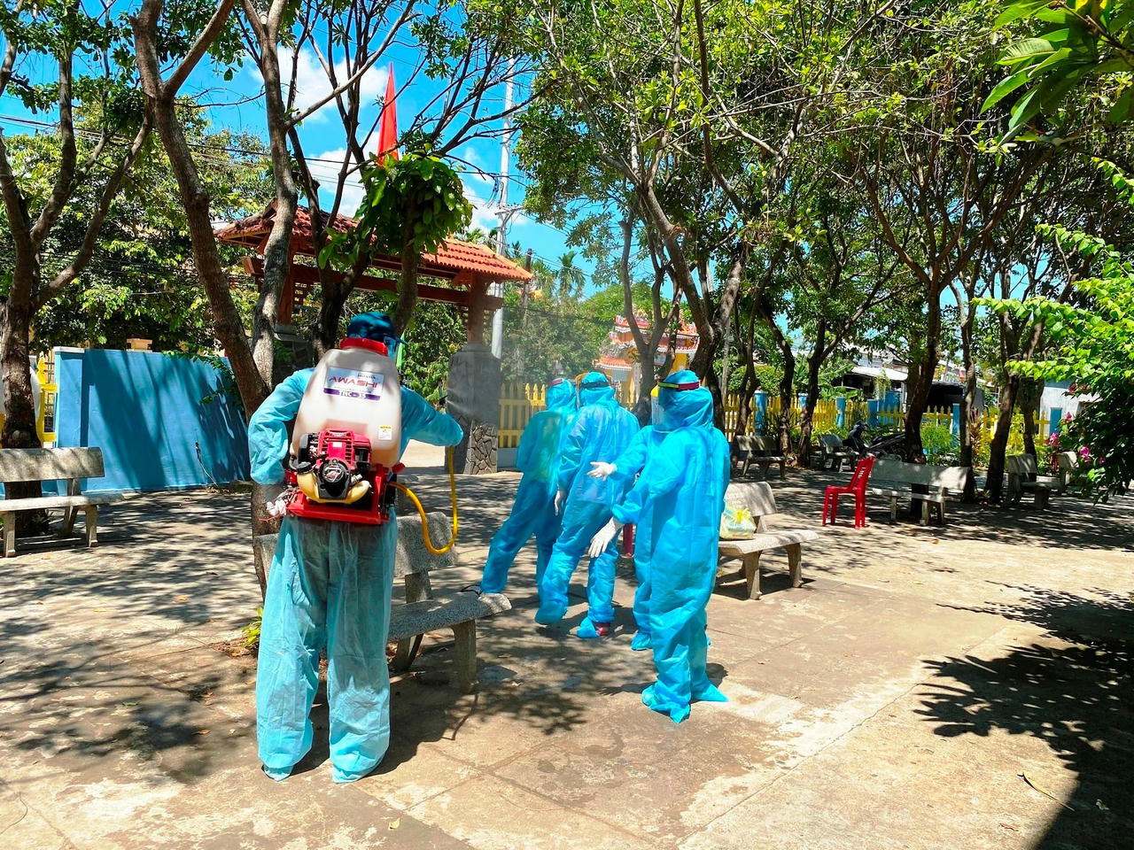 Phun thuốc khử trùng nơi vùng tâm dịch.