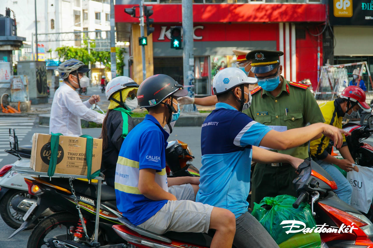 Tại chốt kiểm tra trên đường Trân Hưng Đạo, người dân phải trình bài giấy tờ liên quan mới được qua chốt.