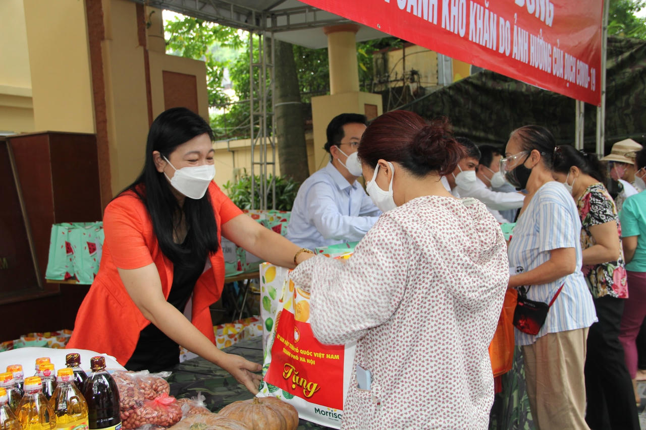Tặng quà cho người dân gặp khó khăn trong chợ 0 đồng. 