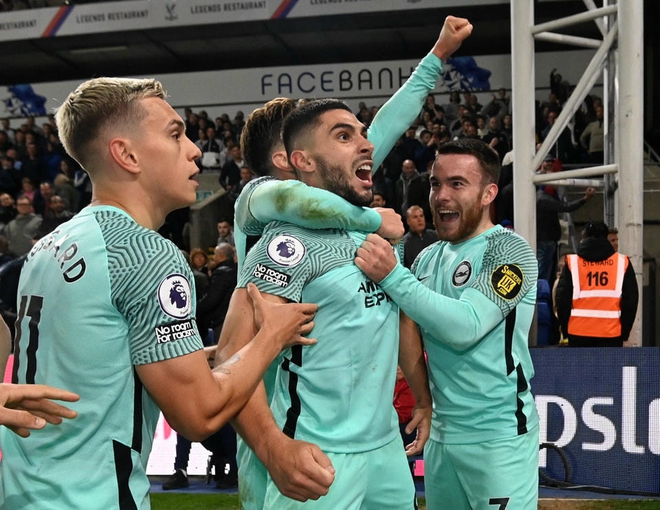 Tiền đạo Maupay gỡ hòa cho Brighton ở phút bù giờ cuối cùng.