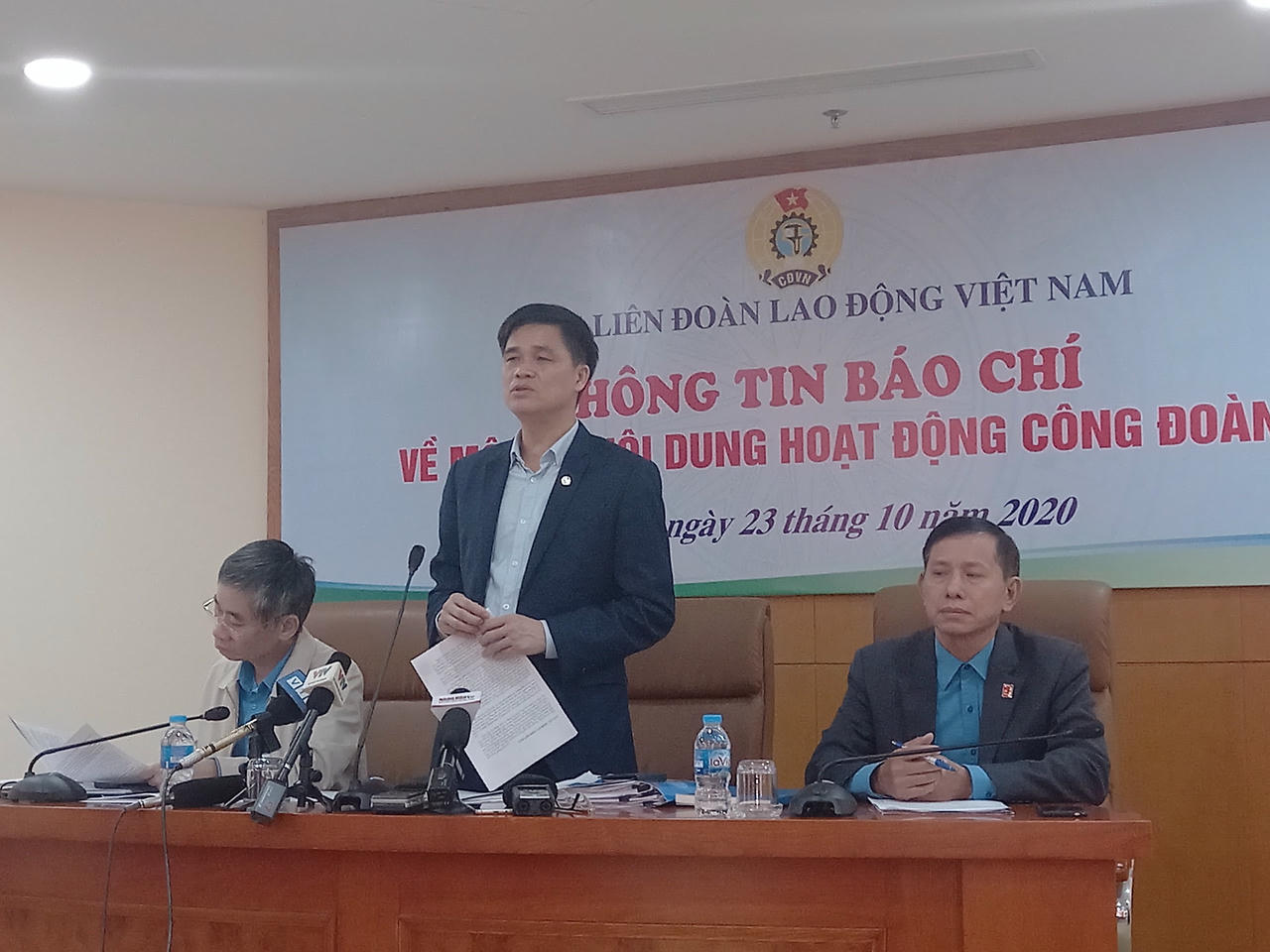 Lãnh đạo Tổng Liên đoàn Lao động Việt Nam thông tin với báo chí.