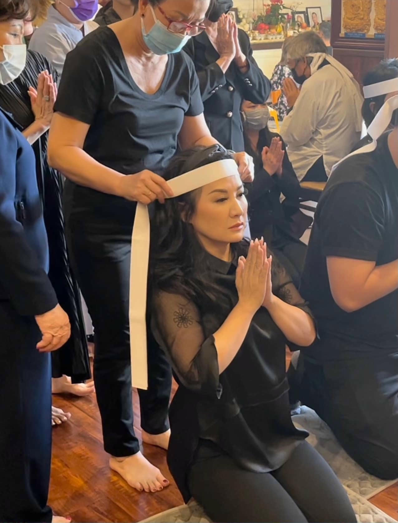 Trizzie Phương Trinh lộ rõ nét đau buồn, đôi mắt thất thần khi đeo tang cho ca sĩ Phi Nhung.