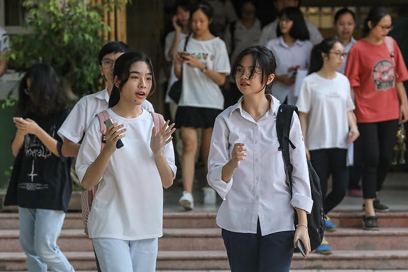 Thí sinh dự thi vào lớp 10 THPT Hà Nội sáng 17/7 (ảnh: Phạm Quang Vinh)