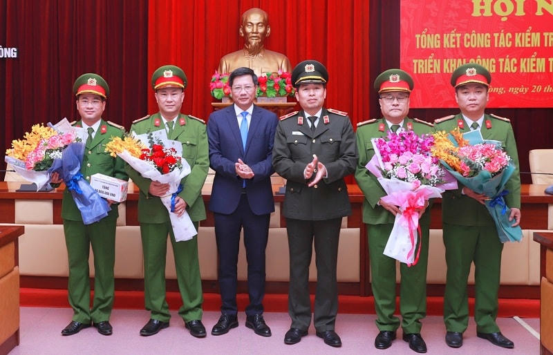 Lãnh đạo UBND TP Hải Phòng động viên khen thưởng các đơn vị phá án.