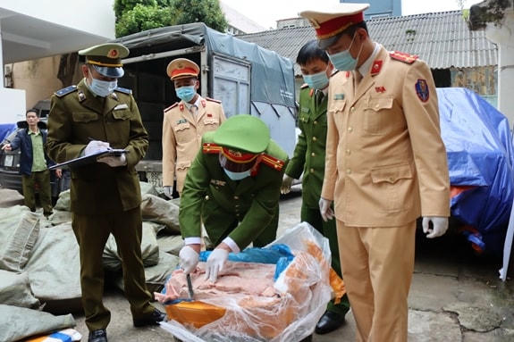 Lực lượng chức năng kiểm tra số hàng hóa bị thu giữ. Ảnh: QLTT