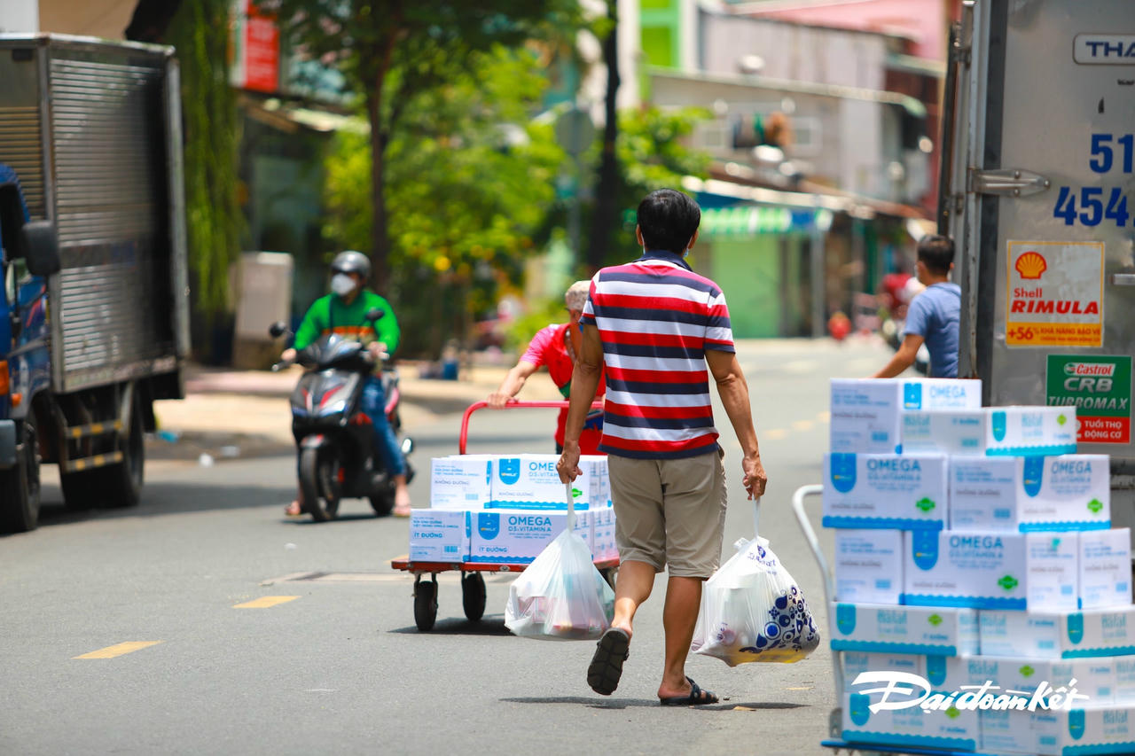 Người dân mua lương thực nhiều hơn mức bình thường để dự trữ.