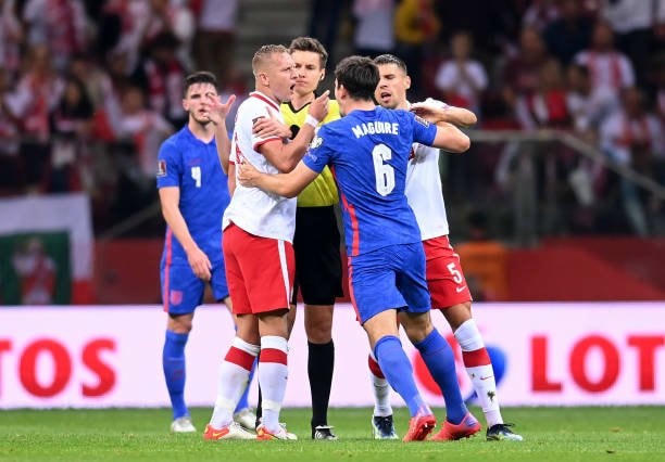Maguire và Kamil Glik suýt ẩu đả nhau trên sân.