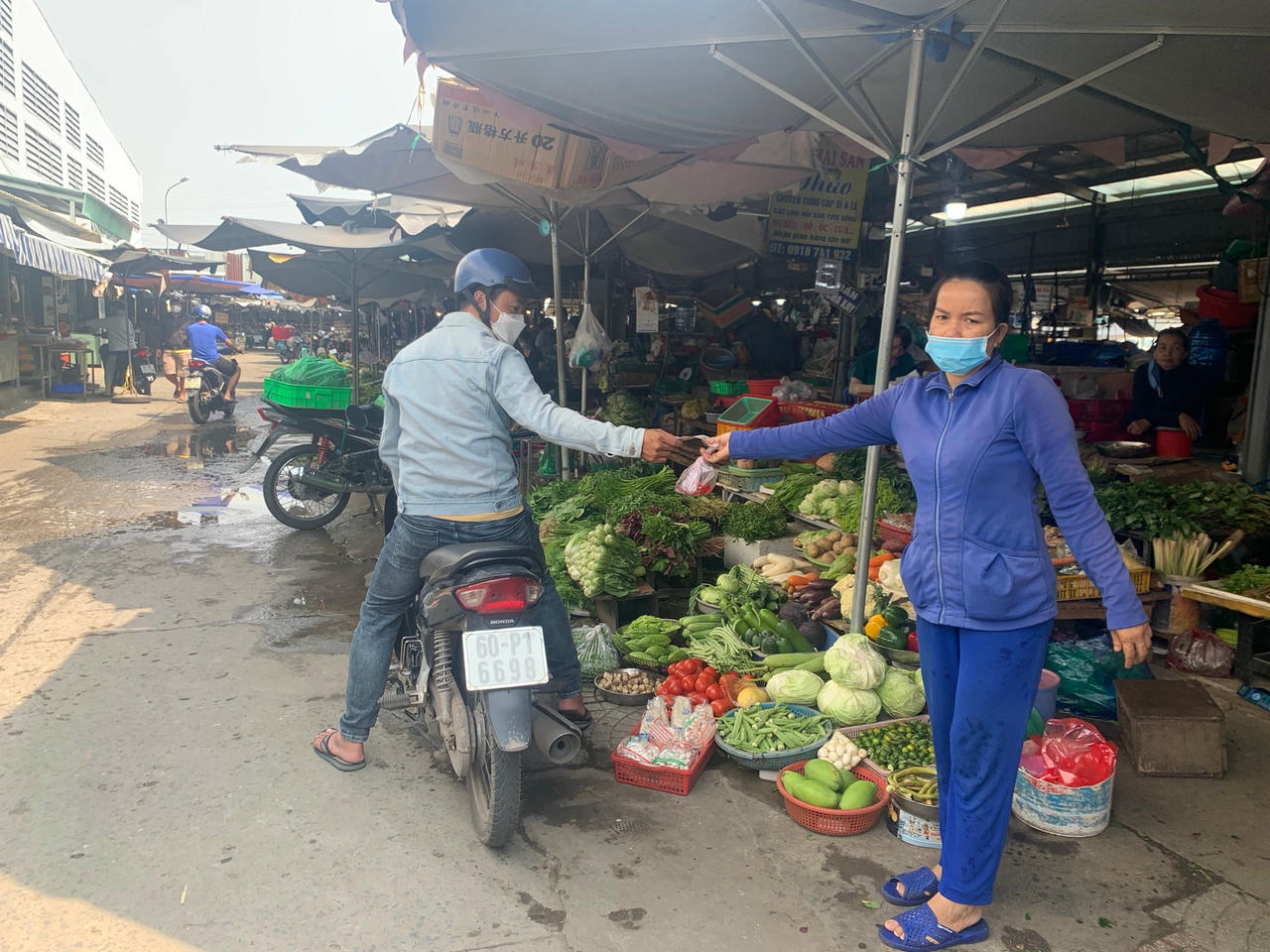 Nhiều chủ sạp rau, củ quả khẳng định việc tăng giá là điều khó tránh khỏi. Ảnh: Mạnh Thìn