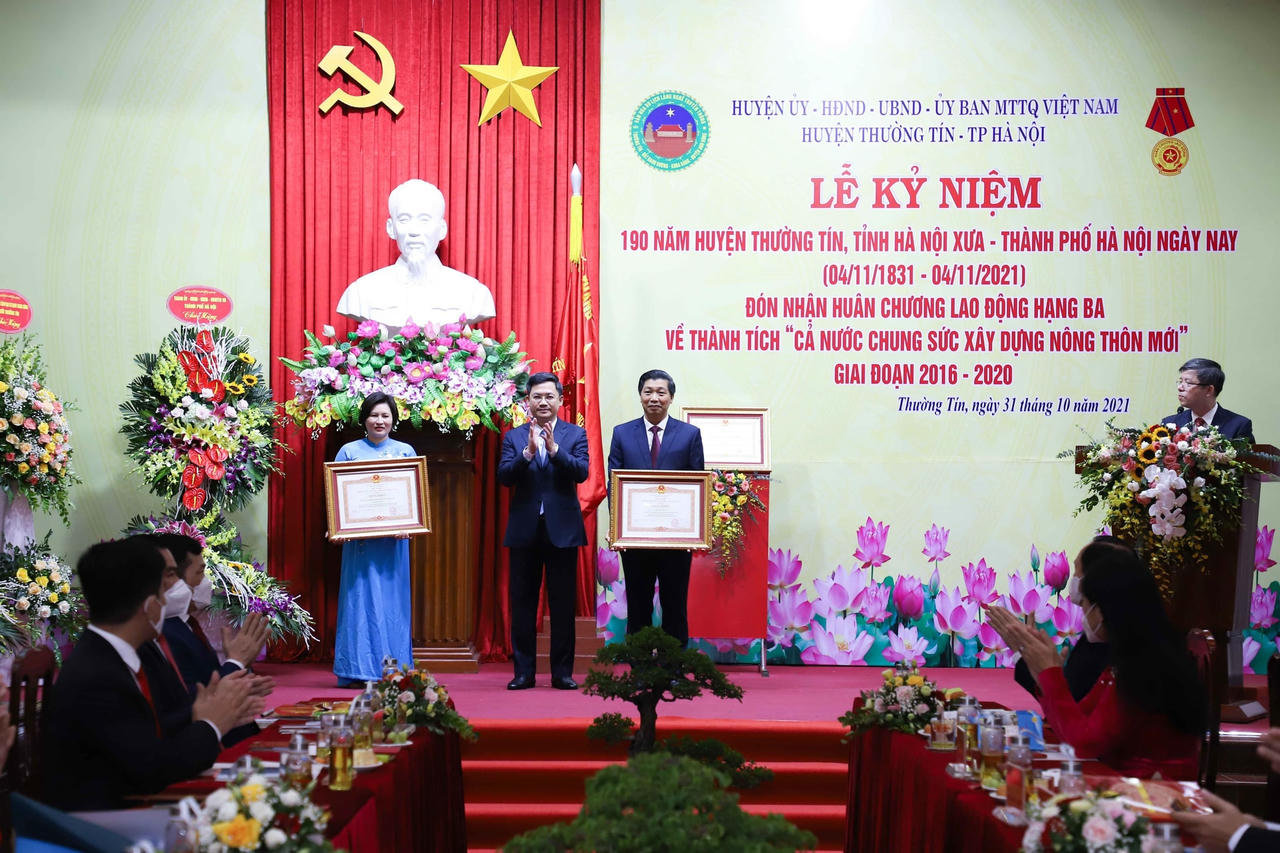 Các tập thể, cá nhân đón nhận phần thưởng cao quý.