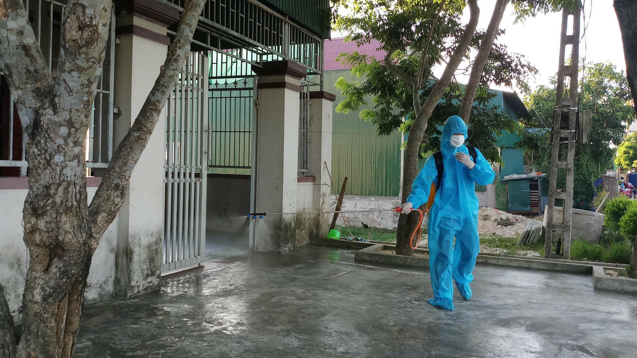 Phun tiêu độc khử trùng nơi ở của bệnh nhân mới phát hiện.