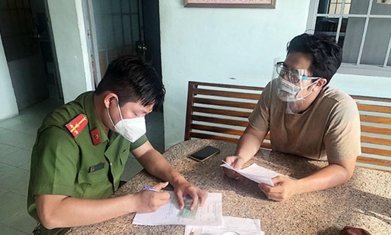Đối tượng Nguyễn Tấn Phát (ngồi) bị lực lượng chức năng phát hiện bắt giữ khi đang bỏ trốn. Ảnh: CTV.
