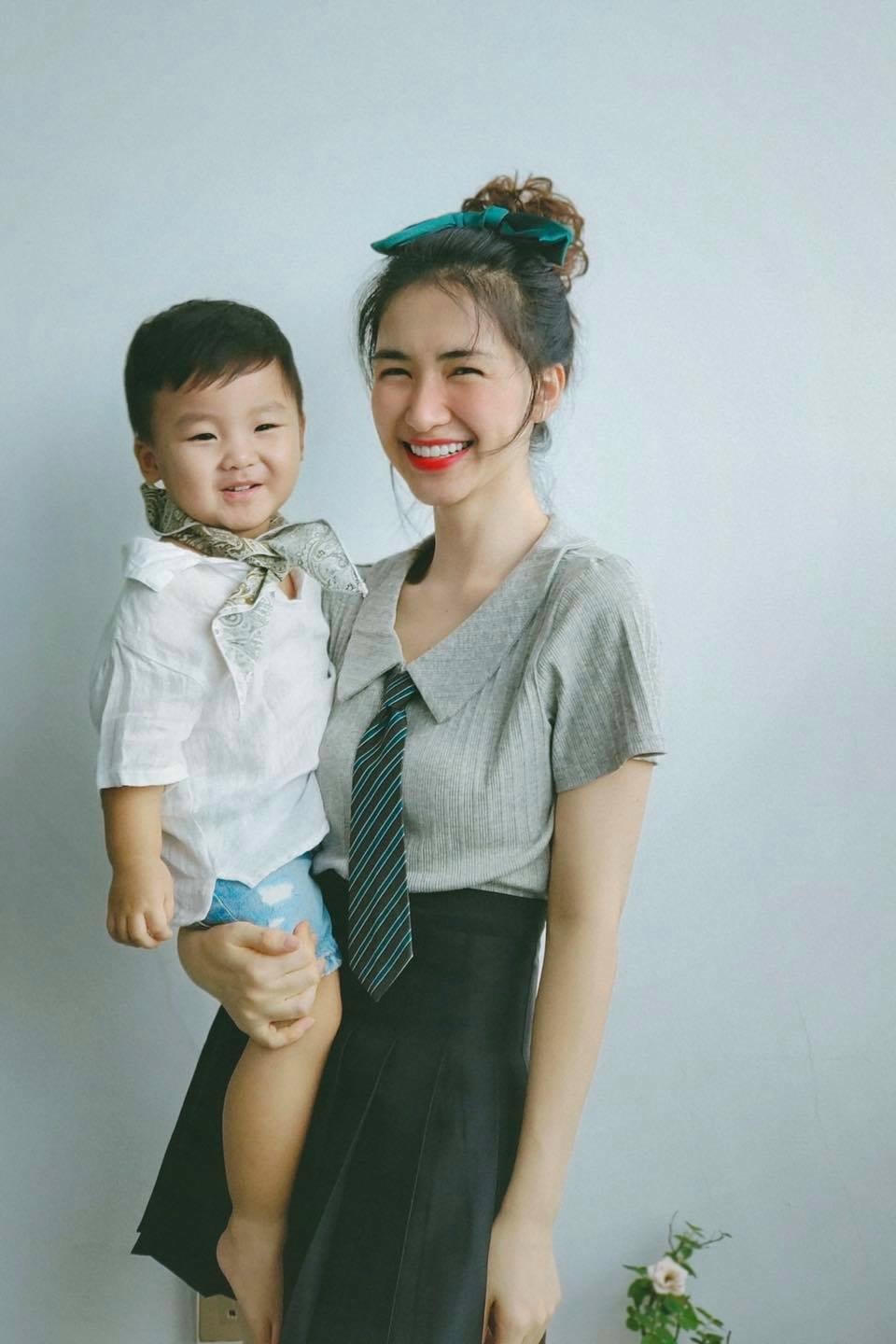 Với áo droptop và chân váy trong Hòa Minzy giống chị của em Bo hơn.